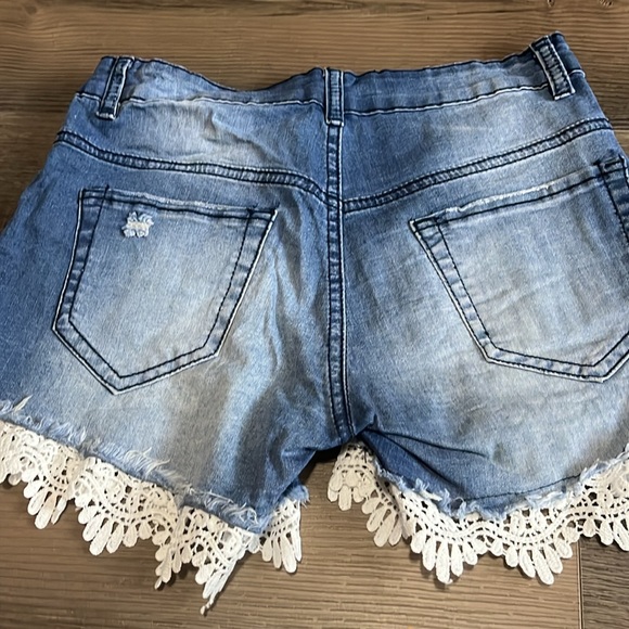 Cute denim shorts! - Picture 3 of 4